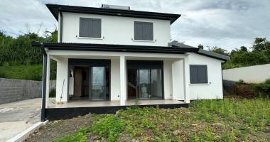 À louer   maison f4 neuve avec vue mer panoramique   saint-benoît, entrée nord