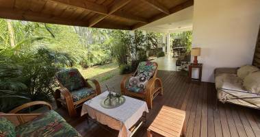 À terre sainte, une grande maison f6 en r+1de 172,37 m² utiles avec deux varangues, implantée sur un terrain plat de 463 m² de terrain en hyper centre.