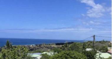 superbe terrain constructible de 303m2 viabilisé ,belle vue mer -littoral sud ,trois bassins
