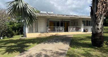 saint-claude - maison familiale t5 rénovée avec vue sur la soufrière, grand terrain clôturé et revenu locatif