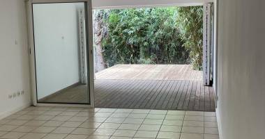 a vendre appartement f2 en rez de jardin de 53.71 m2 dans une residence avec piscine avec vue montagne a l etang sale