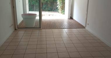 a vendre appartement f2 en rez de jardin de 53.71 m2 dans une residence avec piscine avec vue montagne a l etang sale