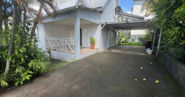 a louer joli appartement de type f3 avec jardin dans villa secteur trois mares