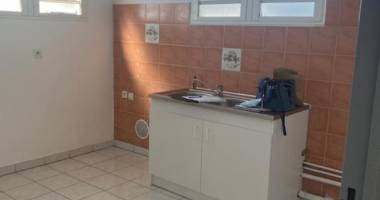 a louer ce bel appartement de type f3 sur une résidence prive au dernier étage vue mer à sainte clotilde.