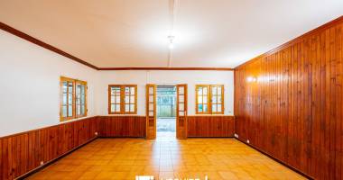 maison de 2 niveaux de 210 m2 environ sur parcelle de 189 m2 au centre de saint benoit