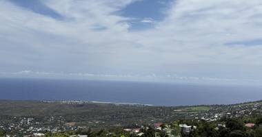 belle parcelle de terrain de 288 m2 en légère pente avec pleine vue imprenable mer et montagne, de forme rectangulaire situé à 350 m d'altitude à etang salé les hauts