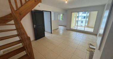 a vendre charmant appartement duplex entièrement rénové de type f3 proche centre ville du tampon