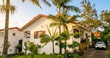 maison familiale avec jardin et cuisine extérieure