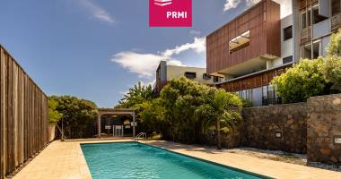 piton saint-leu : bel appartement t3 avec varangue et piscine, à deux pas du portail !