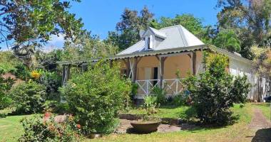 magnifique maison t4 meublée avec jardin   secteur prisé de pigeon à bouillante
