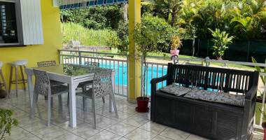 saint-claude, belle villa t4 avec mezzanine, piscine et garage sur un jardin clôturé