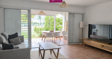 À louer   t2 meublé de standing 45 m2 avec jardin   résidence sécurisée avec piscine   bas du fort