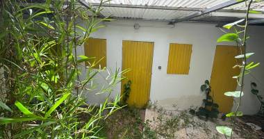 a vendre maison type créole t3/4 + local commercial bien situé loué.