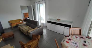 a louer joli appartement f2 meuble d'environ 60 m² ( eau et électricité compris)  le tampon trois mares