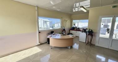 local commercial ou professionnel de 65 m²