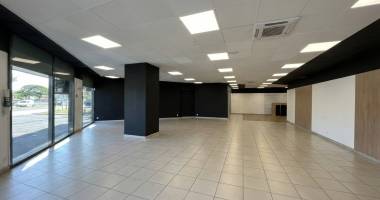 ravine blanche- le patio- local commercial de 269 m2 - loyer  6286  ttc- disponible de suite