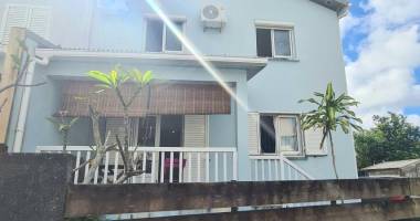 À louer maison f4, 3 chambres climatisées, cuisine équipée, terrasse, jardin clôturé, endroit au calme