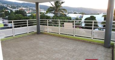 a vendre f4 spacieux 101 m² + varangue 20 m²  2 parkings ?