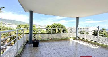 a vendre f4 spacieux 101 m² + varangue 20 m²  2 parkings ?