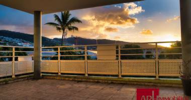 a vendre f4 spacieux 101 m² + varangue 20 m²  2 parkings ?