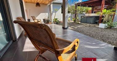 villa recente avec garage et jacuzzi