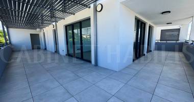 a louer - appartement t3 d'environ 79.26 m2 - saint-pierre -  loyer 1 549 € + charges 60 €