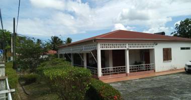 baie -mahault   secteur calvaire- maison de type t4+ bureau.