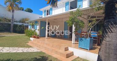 maison d'exception nichée dans un écrin de verdure au centre-ville de saint-pierre