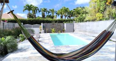 a louer maison f4 mittoyenne meublée avec piscine proche lycée et commerces ( baie-mahault )