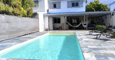 a louer maison f4 mittoyenne meublée avec piscine proche lycée et commerces ( baie-mahault )
