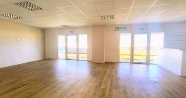 local de 92m2 à nolivier  - au 1er étage sans ascenseur