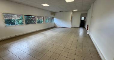 a louer - ensemble de quatre superbes locaux professionnels de 70 m² chacun