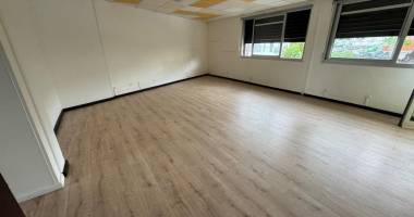 a louer local professionnel ou commercial entièrement rénové d'environ 66 m² proche du centre ville le tampon