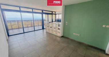 piton saint-leu : spacieux appartement t4 avec varangue et piscine, à deux pas du portail !