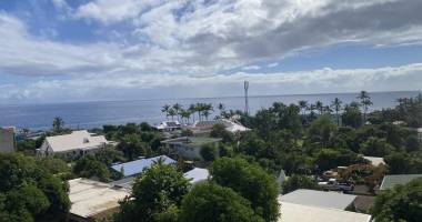 a vendre belle appartement type t3 au centre ville de la possession avec belle vue mer et montagne .