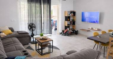 a vendre t3 en rez- de- chaussée avec terrasse- colline des camélias- 2 parkings inclus