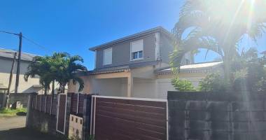 a louer villa f4, 3 chambres, bureau, garage fermé, jardin clôturé sur lotissement résidentiel à bras des chevrettes/ saint andré