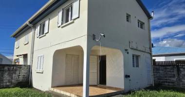 À louer – villa jumelée f4 en r+1 – saint-andré (proche centre-ville)