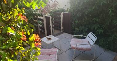 rare À saint-gilles-les-bains – f2 meublÉ avec jardin et parking