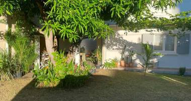a louer grand appartement t4 sur etang sale les bains avec un beau et grand jardin