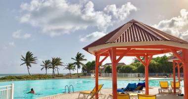 anse des rochers : t2 etage de 29 m2 meuble acces plage et piscine