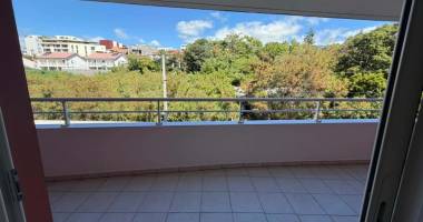a vendre -appartemnt t3 de 51 m2 avec varangue et parking fermé - secteur sainte-clotilde