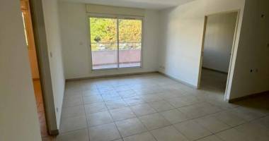 a vendre -appartemnt t3 de 51 m2 avec varangue et parking fermé - secteur sainte-clotilde