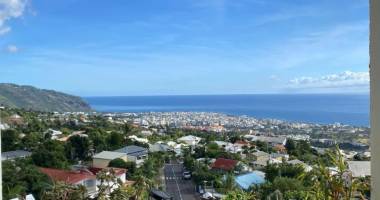 a vendre bel appartement de type f2 résidence le coeur de l'océan avec une très jolie vue sur la mer et la montagne à bdn sainte clotilde.