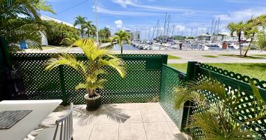 vue bateaux sur marina t2/3 meuble 33 m2 +terrasse acces piscines et plages