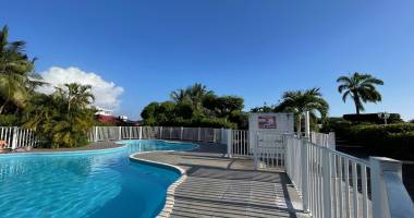 t3/4 duplex 70 m2 meublé vue dégagée mer, citerne, piscine, parking sécurisé