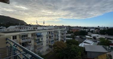 t4 en exclusivitÉ – centre-ville de saint-denis avec vue mer