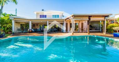 bassin plat / villa f5 de standing avec piscine
