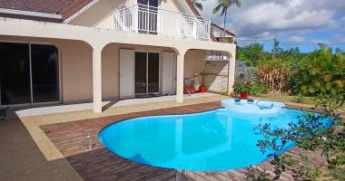 a louer superbe maison de type f5 avec piscine à saint-gilles les hauts