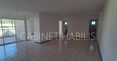 a louer - appartement f4 d'environ 84.91 m2 - saint-joseph - 900 €